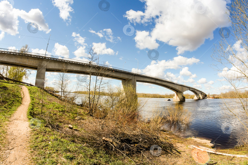 Скачать Облака над мостом через реку. фотосток Ozero