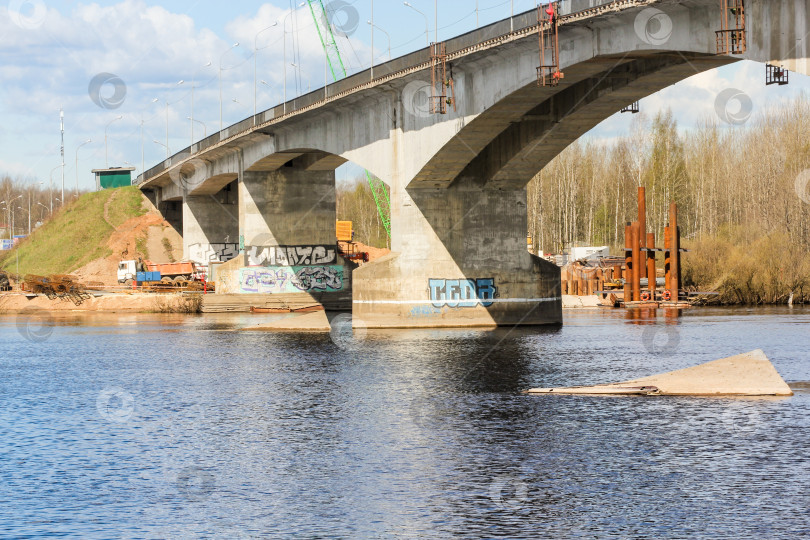 Скачать Строительная площадка рядом со старым мостом. фотосток Ozero