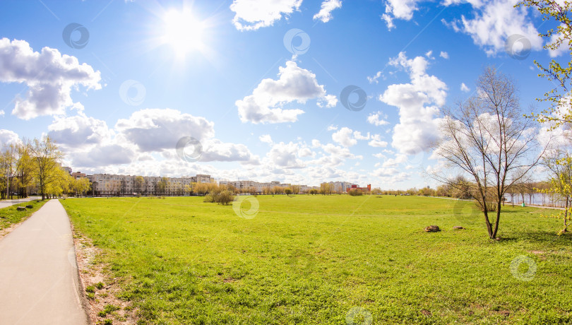 Скачать Весенний солнечный день в парке. фотосток Ozero