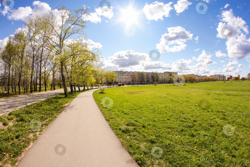 Скачать Весеннее солнце над окраиной провинциального городка. фотосток Ozero