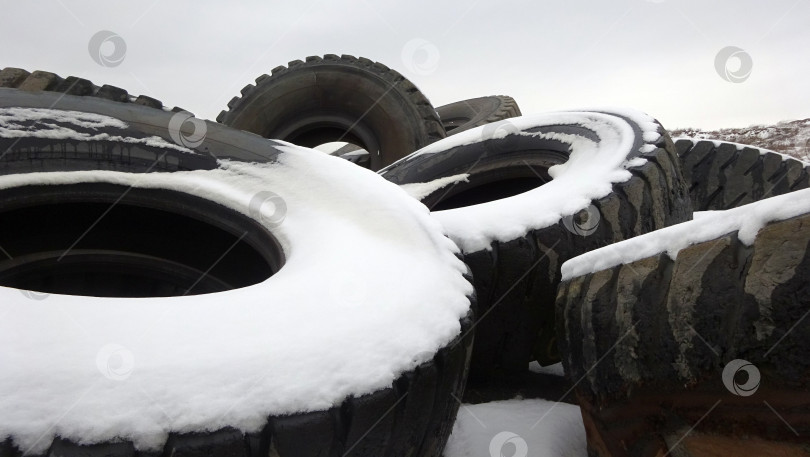 Скачать Резиновые шины карьерной спецтехники на открытом складе зимой фотосток Ozero