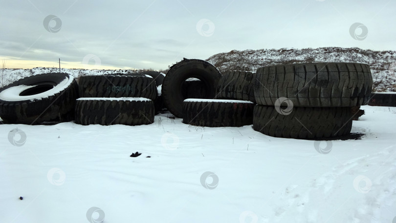 Скачать Резиновые шины карьерной спецтехники на открытом складе зимой фотосток Ozero