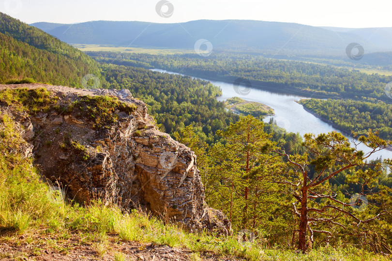 Скачать Прекрасный вид с обрыва на скалы, реку, лес летним днем. фотосток Ozero