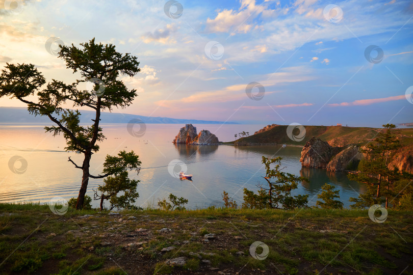 Скачать Красивый пейзаж с разноцветными облаками над островом Ольхон. фотосток Ozero