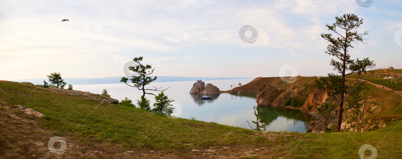 Скачать Панорамный вид на бухту Хужир и мыс Шаманка летним вечером. фотосток Ozero