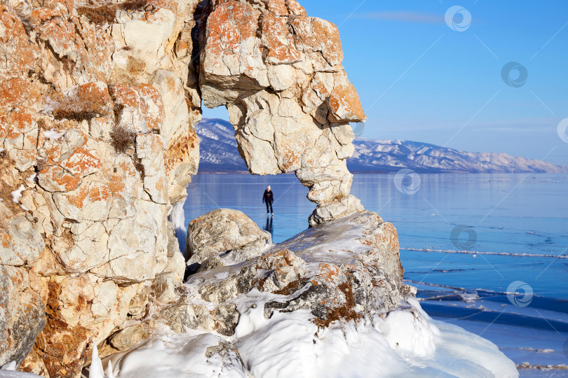 Скачать Арка в форме сердца в скале Цаган-Хушун или окно желаний фотосток Ozero