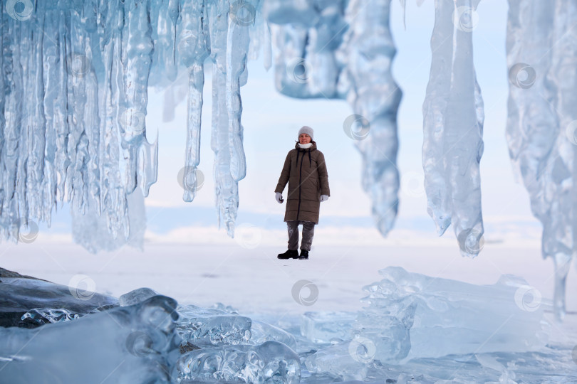 Скачать Женщина путешествует по замерзшему озеру Байкал. фотосток Ozero