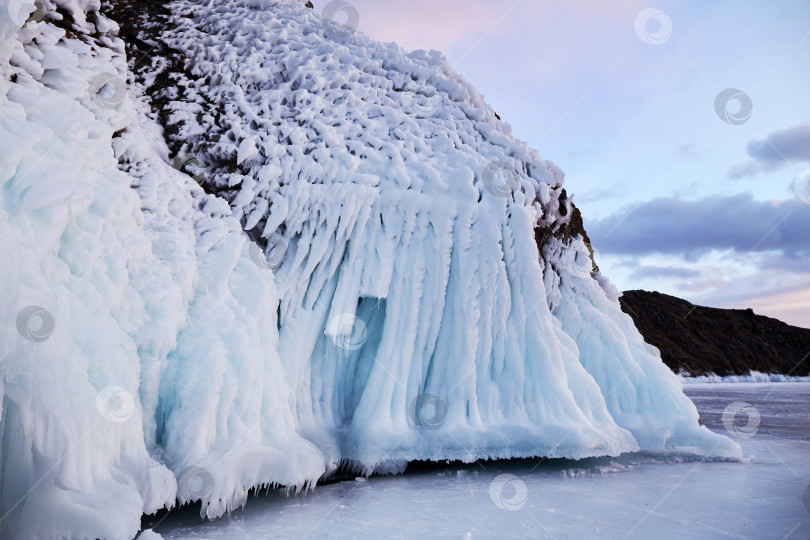 Скачать Обледенелые скалы острова Олтрек зимой. Замерзшее озеро Байкал на закате фотосток Ozero