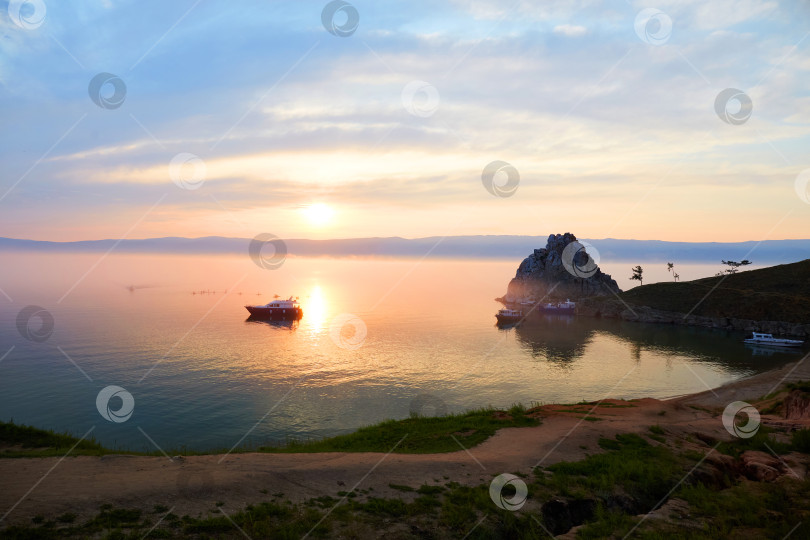 Скачать Озеро Байкал, остров Ольхон летним вечером. Вид на скалу Шаман фотосток Ozero