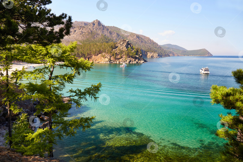 Скачать Живописный морской пейзаж. Яхты в бухте с бирюзовой водой. фотосток Ozero