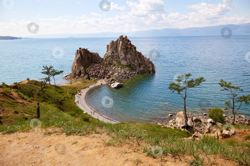 Скачать Мыс Бурхан, скала Шаманка летним днем. фотосток Ozero