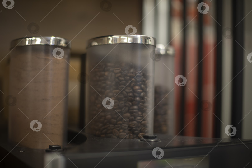 Скачать Кофемашина. Кофейные зерна загружаются в кофеварку. Приготовление крепкого напитка. фотосток Ozero
