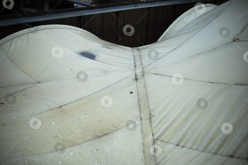 Скачать Белый тент. Тканевый купол. Временная конструкция из легких материалов. фотосток Ozero