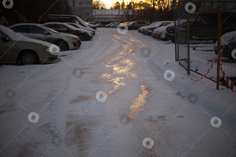 Скачать Парковка зимой. Машины на стоянке во дворе. Замерзшая дорога в городе. Утро на стоянке. фотосток Ozero