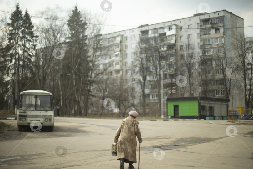 Скачать Пенсионерка с тростью в городе. Пожилая дама на улице. Пожилая женщина идет домой. фотосток Ozero