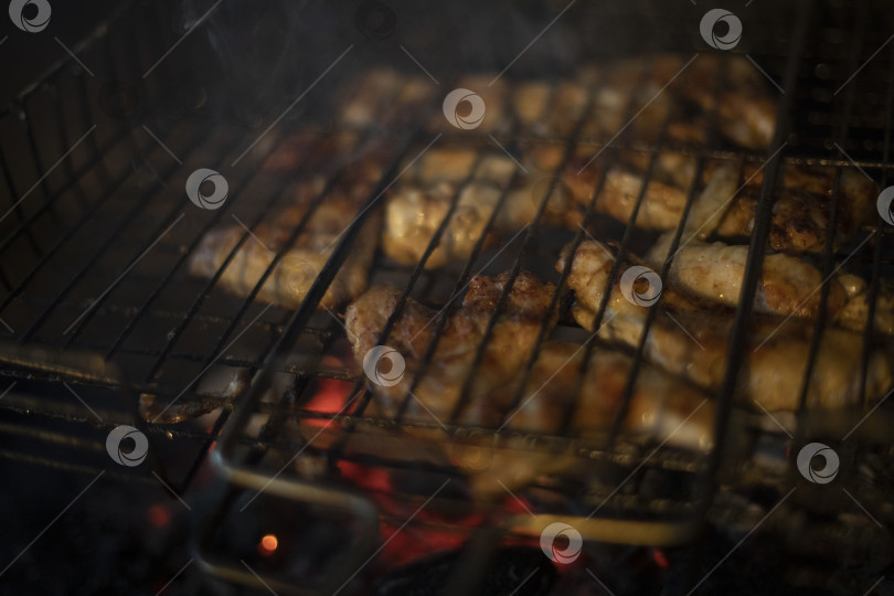 Скачать Мясо в жаровне. Мясо готовится на углях. Приготовление еды. фотосток Ozero