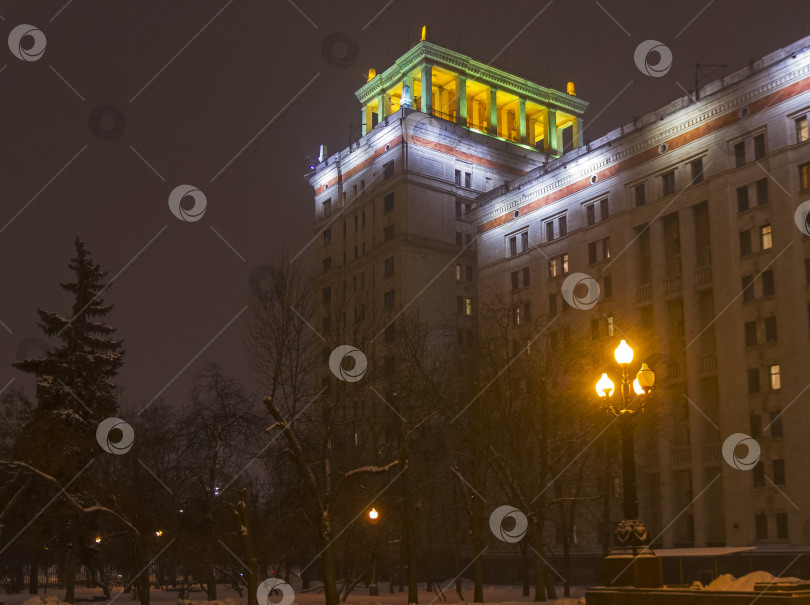Скачать Часть главного здания Московского государственного университета. фотосток Ozero