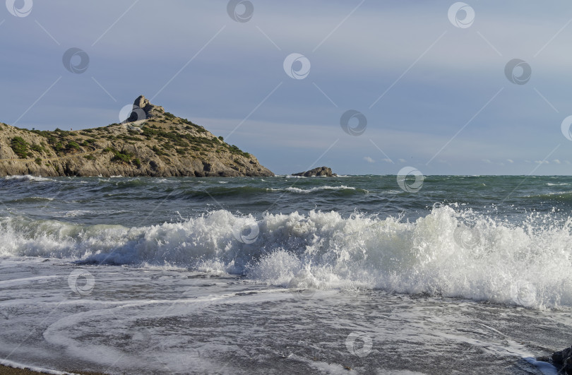 Скачать Сильный прибой на песчаном пляже. Крым. фотосток Ozero