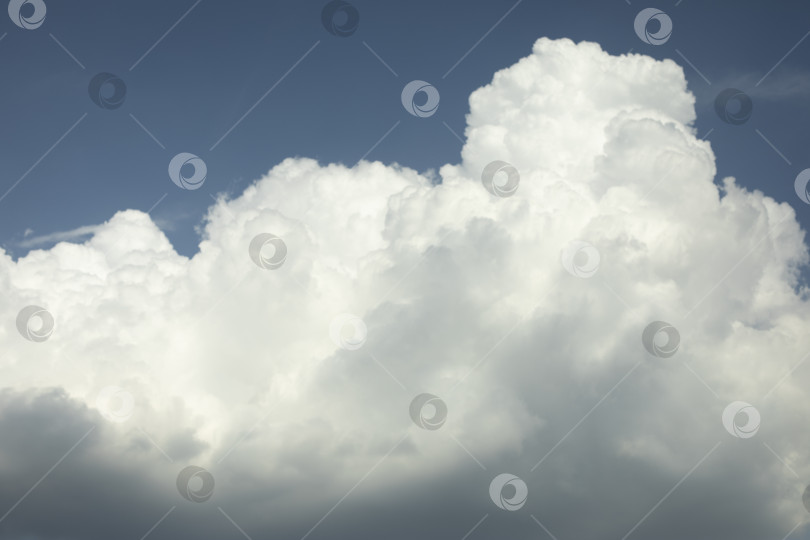 Скачать Белое облако в голубом небе. Воздушные массы. Летняя погода. фотосток Ozero
