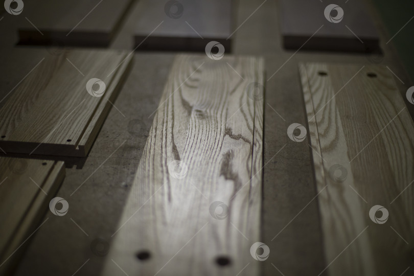 Скачать Доска в столярной мастерской. Детали изготовления мебели. Обработка древесины. фотосток Ozero