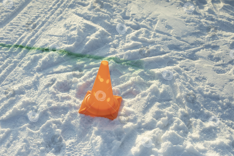 Скачать Оранжевая шапочка на беговой дорожке. Спорт зимой. Подробности игры на снегу. фотосток Ozero