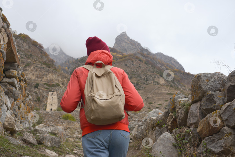 Скачать Свободная женщина-путешественница прогуливается по тропинкам в горах туманным осенним днем. Концепция приключенческого путешествия и успеха фотосток Ozero