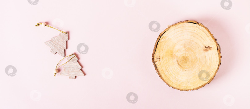 Скачать Срезанный ствол дерева и деревянная ель на розовом фоне вид сверху веб-баннер фотосток Ozero