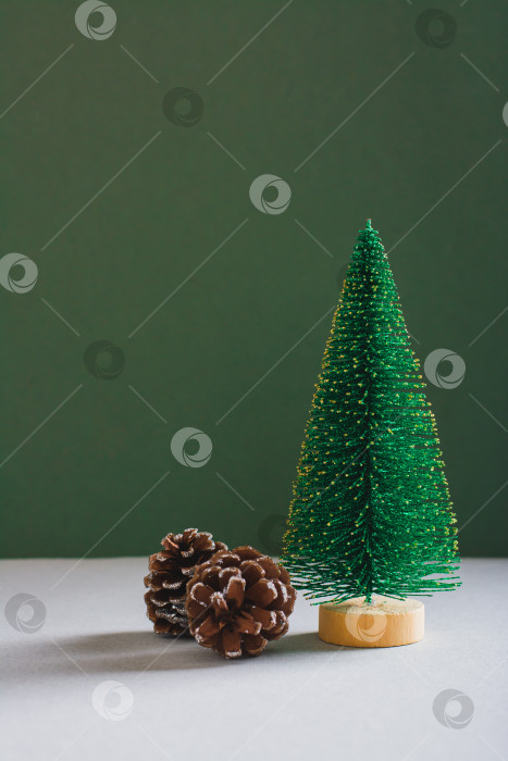 Скачать Рождественские декоративные еловые и сосновые шишки на зеленом фоне вертикальный вид фотосток Ozero