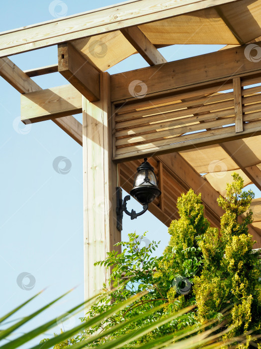 Скачать Угол открытой террасы украшен фонарем и растениями. Фон с террасой, фонарем и растительностью. фотосток Ozero