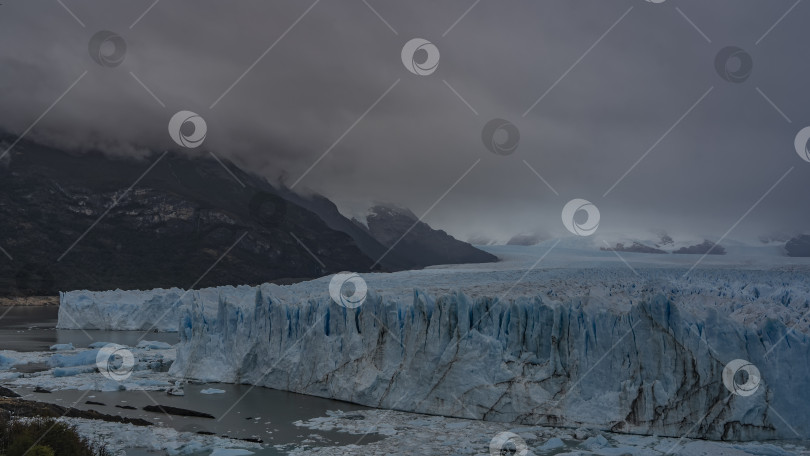 Скачать Впечатляющий ледник Перито-Морено фотосток Ozero