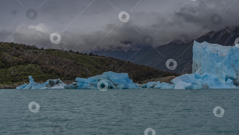 Скачать Стена голубого льда возвышается над бирюзовым озером. фотосток Ozero