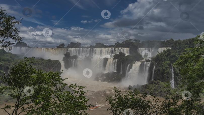 Скачать Мощные потоки воды низвергаются каскадами с уступов скал фотосток Ozero