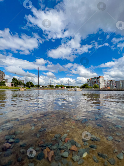 Скачать Декоративный водоём в центре города под синим небом с облаками фотосток Ozero