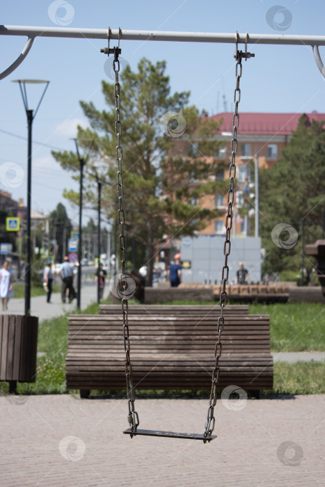 Скачать Уличные качели на металлических цепях в центре города фотосток Ozero