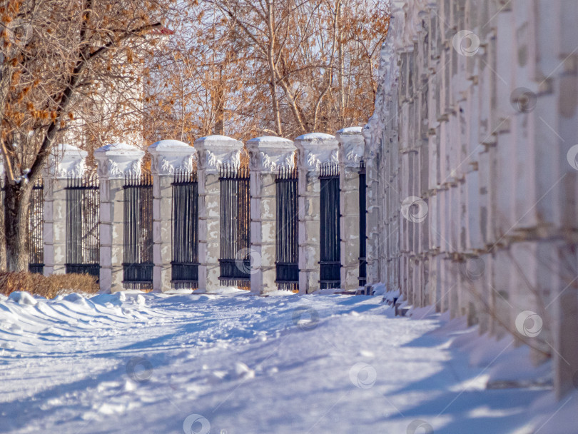 Скачать Декоративный городской забор фотосток Ozero