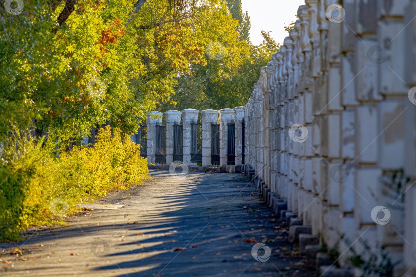 Скачать Забор городского парка уходящий вдаль фотосток Ozero