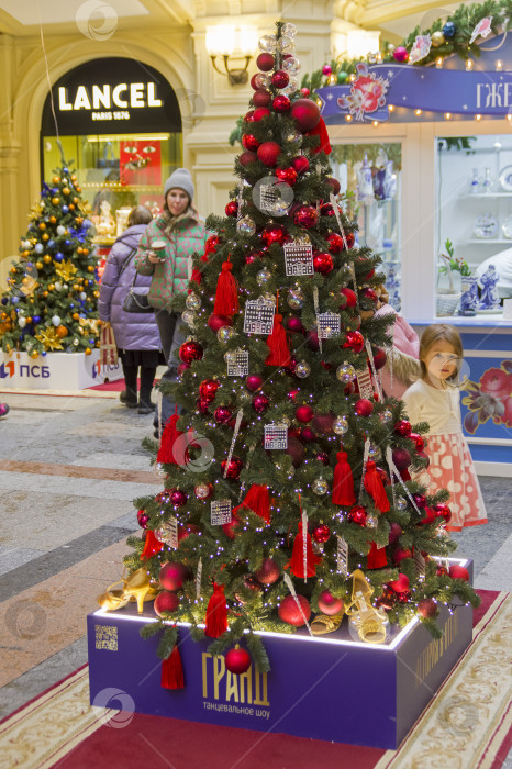 Скачать Новогодние елки с символикой различных компаний в Гуме. Москва, Россия. фотосток Ozero