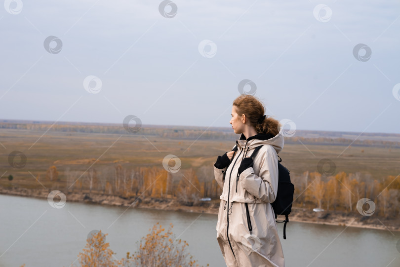 Скачать Женщина стоит на краю обрыва и смотрит на близлежащий остров, на море. Единение с природой. фотосток Ozero