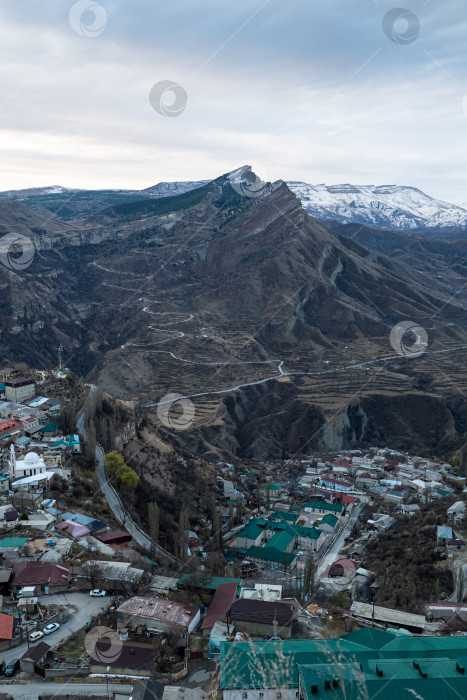 Скачать Вид на село Гуниб со смотровой площадки на горе фотосток Ozero