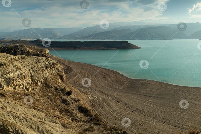 Скачать Незаполненное водохранилище на кавказе. Дагестан фотосток Ozero