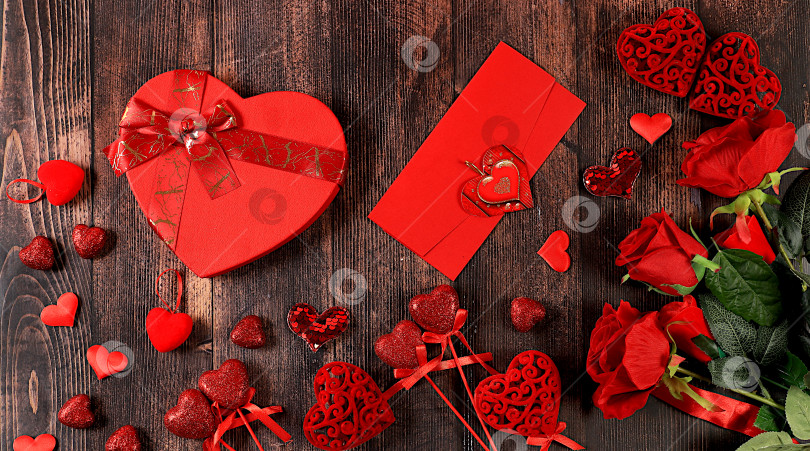 Скачать Празднование Дня Святого Валентина или женского дня, Дня матери, баннера. Поздравительная открытка, розы, сердечки и подарочные коробки на деревянном фоне, с праздником, поздравления с днем рождения, фотосток Ozero