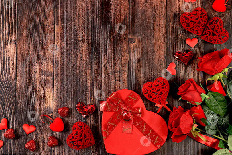 Скачать Концепция для Дня Святого Валентина или женского дня, Дня матери, баннера. Поздравительная открытка, розы, сердечки и подарочные коробки на деревянном фоне, с праздником, поздравления с днем рождения, фотосток Ozero