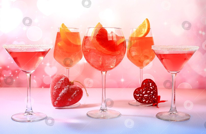 Скачать Праздничный алкогольный коктейль Aperol spritz и красный мартини в бокалах и сердечках с любовью, концепция бара и день святого Валентина, алкогольные напитки на вечеринке, реклама ресторана, фотосток Ozero
