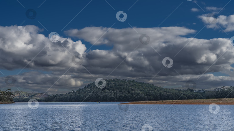 Скачать Красивое голубое озеро. Рябь на спокойной воде. фотосток Ozero