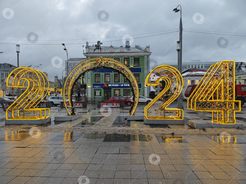 Скачать 2024 - новогодняя инсталляция на улицах города Москва, м. Добрынинская Светящиеся цифры фотосток Ozero