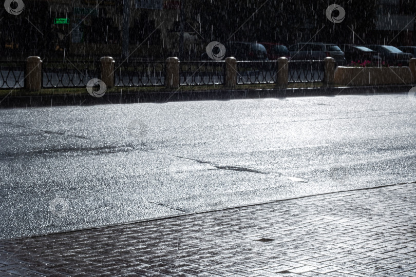 Скачать Капли дождя и солнечный свет на фоне городской дороги фотосток Ozero