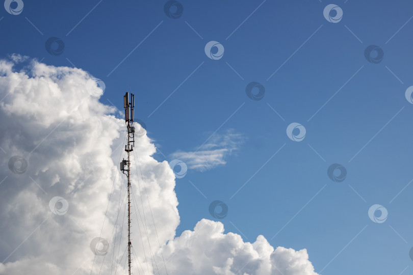 Скачать Мобильная антенна на фоне неба и облаков фотосток Ozero