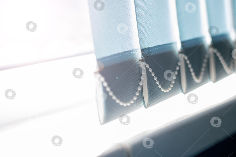 Скачать Синие тканевые жалюзи на окне крупным планом фотосток Ozero