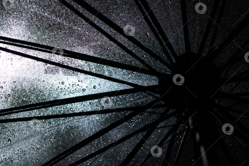 Скачать Большой черный зонт, вид снизу крупным планом фотосток Ozero