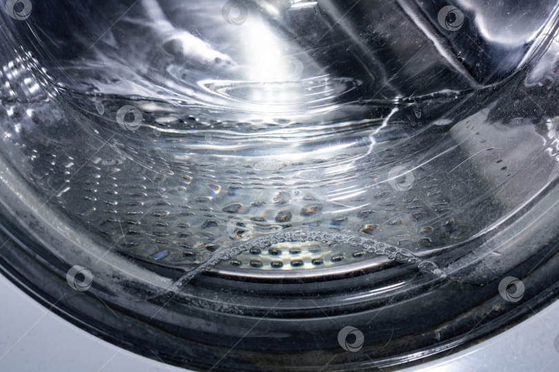 Скачать Вода в барабане стиральной машины крупным планом фотосток Ozero